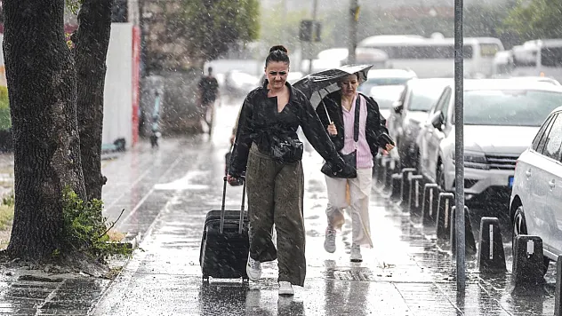 Meteoroloji Saat Verdi! 12 Şehre Sarı Kodlu Sağanak Alarmı