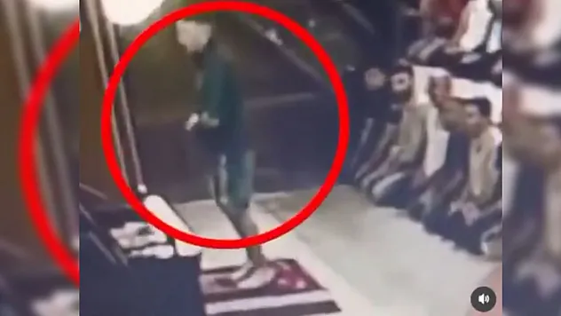 Mihraba çıkarak garip hareketler sergiledi!