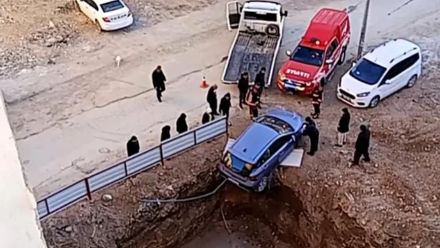 Mimarsinan Caddesi'nde Otomobil Metrelerce Derinlikteki Temelin Ucunda Durdu!