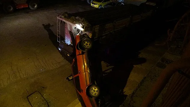 Minibüsle çarpışan araç 5 metre yükseklikten aşağı uçtu: 1 yaralı