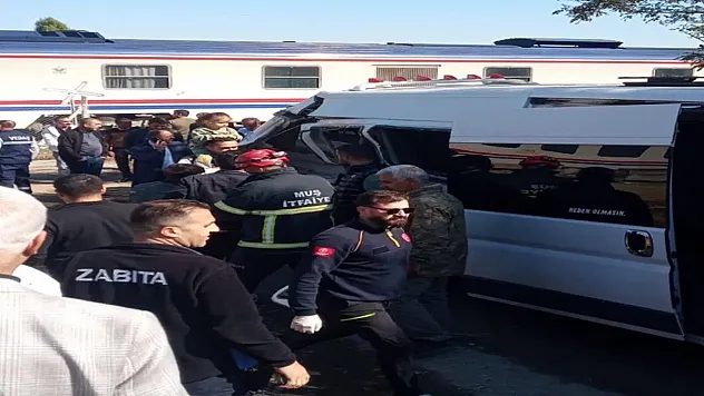 Muş'ta Öğrenci Servisine Tren Çarptı: 17 Öğrenci Yaralandı, Facia Kıl Payı Atlatıldı