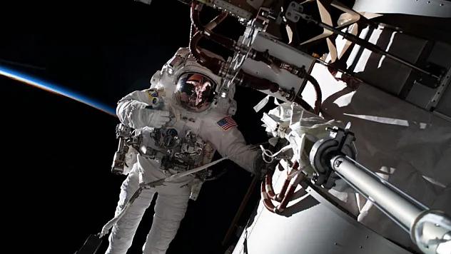 NASA Tarihe Geçiyor! Robot Uzayda Teleskop Kurtaracak