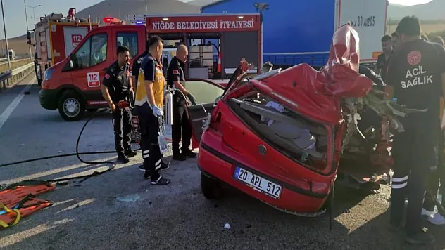 Niğde Otoyolunda Ölümle Sonuçlanan Çarpışma: 2 Kişi Olay Yerinde Yaşamını Yitirdi