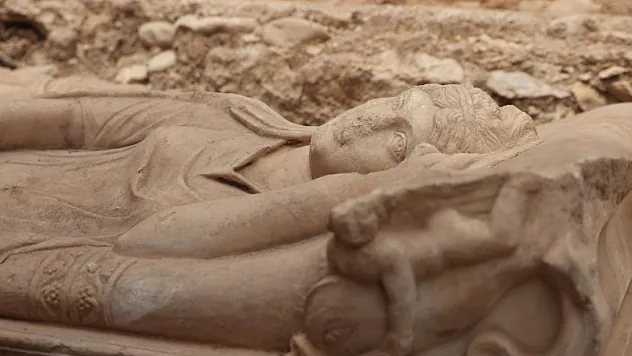 Olympos'ta 10 Metrelik Anıtsal Mezar Gün Yüzüne Çıkarıldı!