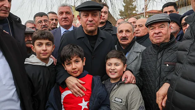 Özgür Özel Malatya'da Karanfillerle Şehitleri Andı, Dayanışma Talimatını Verdi!
