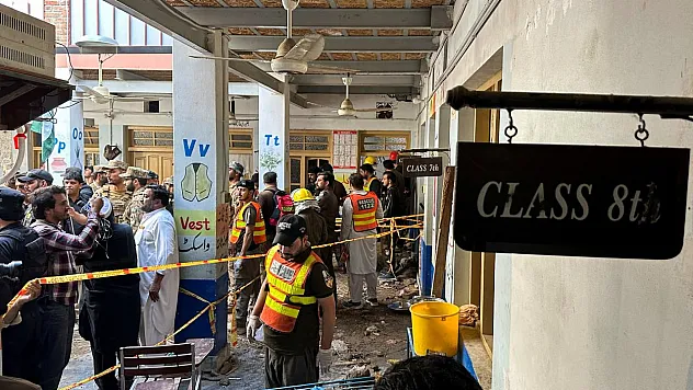 Pakistan'da Okulun Çatısının Çökmesi Sonucu 33 Kişi Öldü
