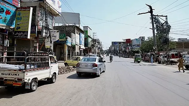 Pakistan'da 'Savaş' Ekonomisi: Maaşlar Kesildi, Mesai 4 Güne Düştü