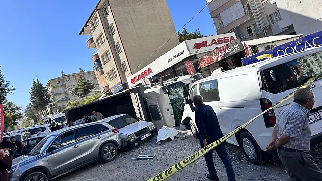 Paşaköşkü'nde Kamyon Faciası: 3 Yaralı