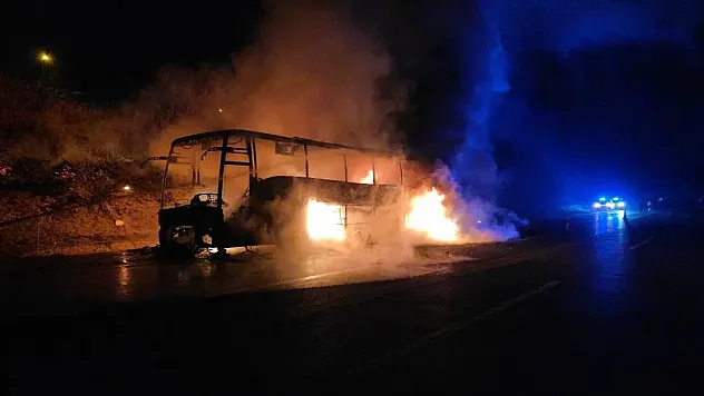 Pozantı Otoyolunda Seyir Halindeki Yolcu Otobüsü Alevlere Teslim Oldu