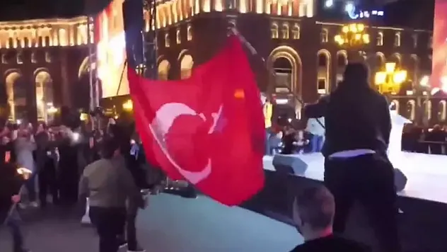 Provokasyona Hükümet Freni!  Ermenistan'da Bayrak Yakma Krizine Kınama!
