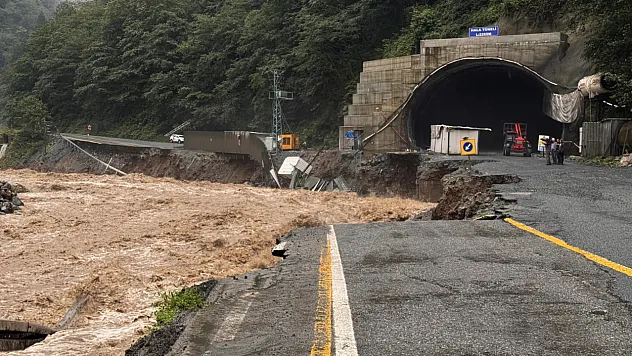 Rize'de Sağanak Yağış Hayatı Felç Etti: Dereler Taştı, Heyelanlar Meydana Geldi