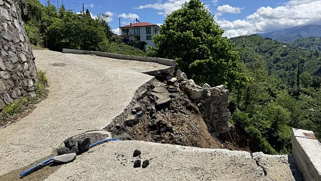 Rize'de Yağış Sonrası Yol Çöktü!