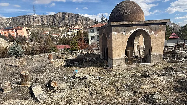 Saç Örgülü Mezar Taşları Zamana Yeniliyor! Darende'de Tarih Nöbeti
