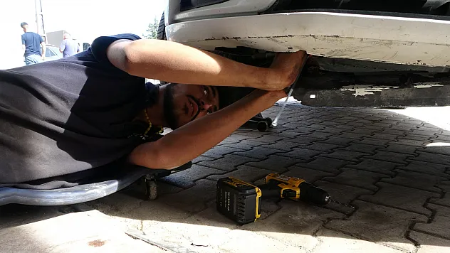 Sağanak yağıştan etkilenen araçlar sanayi sitelerinde yoğunluğa neden oldu