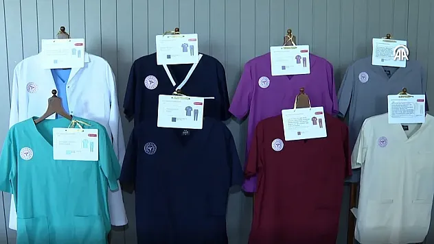 Sağlıkta Yeni Dönem Başlıyor: Hemşireler Lacivert, Ebeler Mürdüm Giyecek