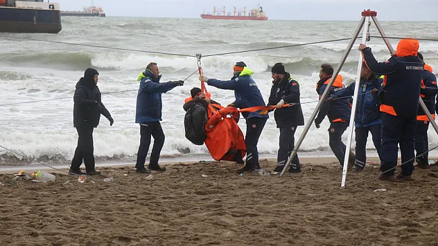 Sakarya'da Karaya Oturan Gemideki 8 Mürettebat Roketlerle Kurtarıldı