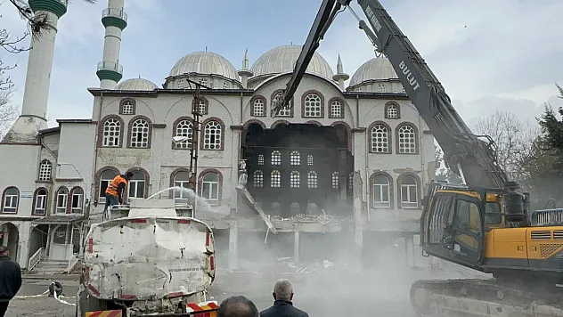 Sanayi Sitesinin Simgesiydi: Ağır Hasarlı Camide Yıkım Süreci Tamamlandı!