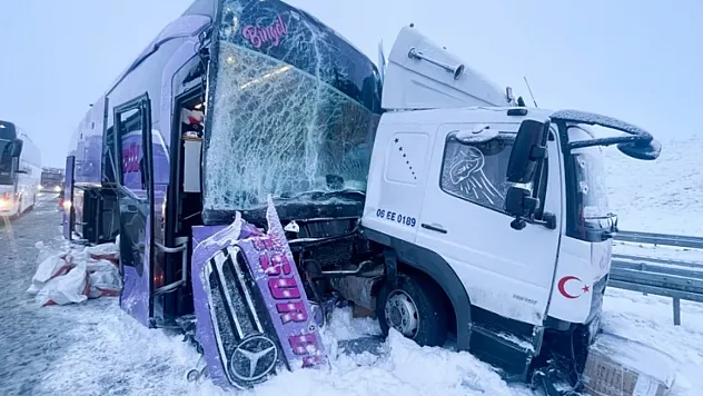 Sarıkamış Yakınlarında Meydana Gelen Zincirleme Trafik Kazasında Dokuz Kişi Yaralandı