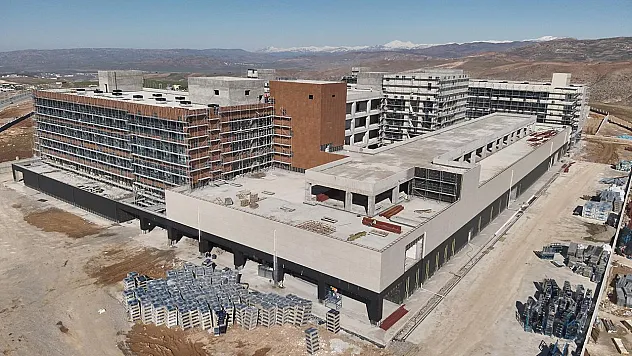 Siirt'te Sağlıkta Akıllı Dönem: Deprem İzolatörlü Dev Hastane Gün Sayıyor