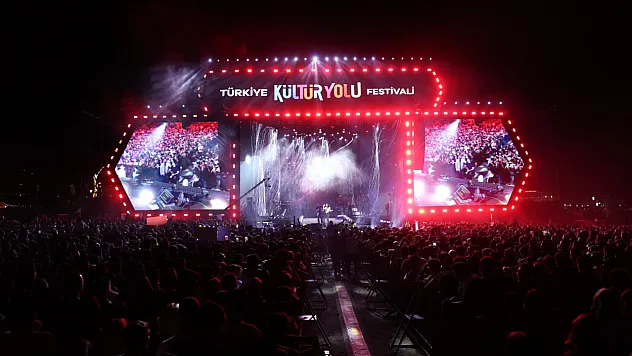 Simge Malatya'da Sahne Aldı! Festival Alanında Unutulmaz Gece