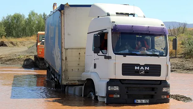 Sivas'ta Kumda Mahsur Kalan Saman Yüklü Tır 2 Gün Sonra Kurtarıldı