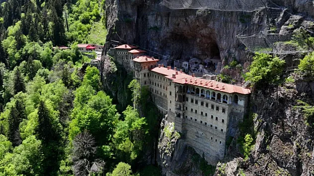 Sümela Manastırı'na Ziyaretçi Akını! 2025 Yılında Yarım Milyonu Aşkın Kişi Ağırladı