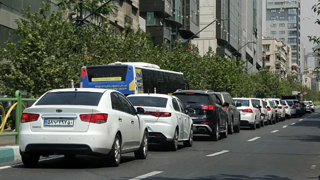 Tahran'da Petrol Tesisleri Hedef Alındı: Akaryakıt İstasyonlarında Kilometrelerce Kuyruk!