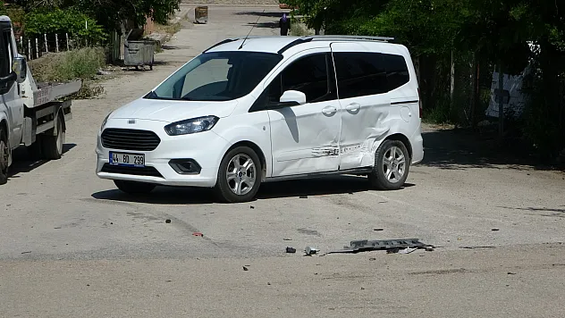 Ticari araç ile otomobil çarpıştı: 4 yaralı