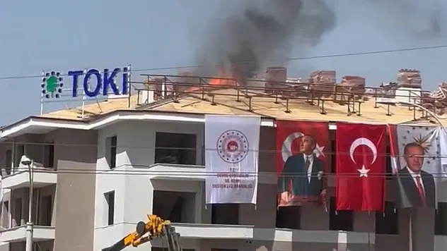 TOKİ inşaatı çatısında panik! Alev alev yandı!