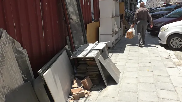 Toz, Çöp ve Bozuk Yol Tepkisi! İsmetpaşa Caddesi Çözüm Bekliyor