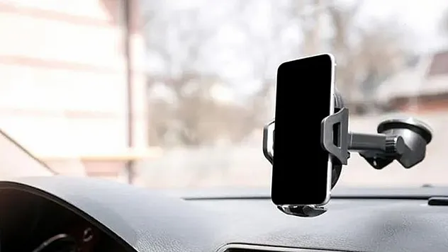Trafikte Araç İçi Telefon Tutucu Yasak mı?