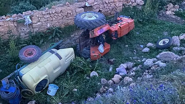 Traktör şarampole devrildi: 1 ölü