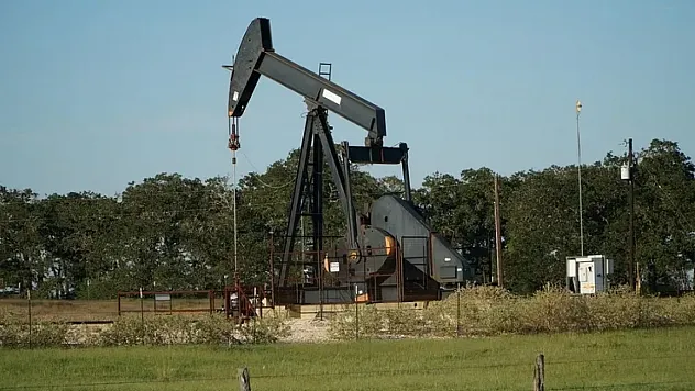 Trump'ın Venezuela Ablukası Petrol Fiyatlarını Yukarı Taşıdı!