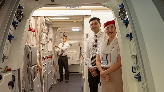 Uçak Kapısındaki Kabin Görevlisi Selamlamasının Altında Yatan Stratejik Sırlar