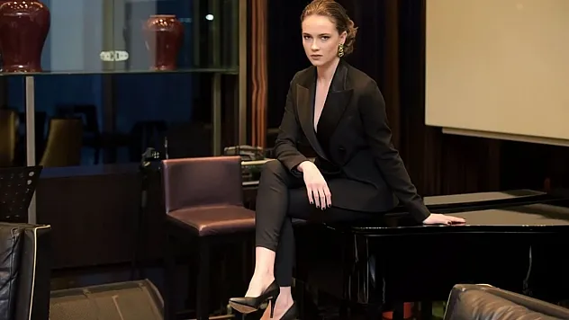 Ünlü Oyuncu Ece Çeşmioğlu Yeraltı Dizisiyle Ekranlara Muhteşem Bir Dönüş Yapıyor