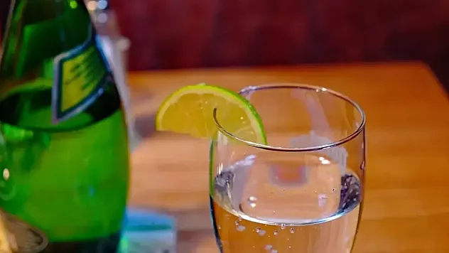 Uzmanlar Şaşırttı: Maden Suyunu Böyle İçiyorsanız Tüm Faydası Boşa Gidiyor!