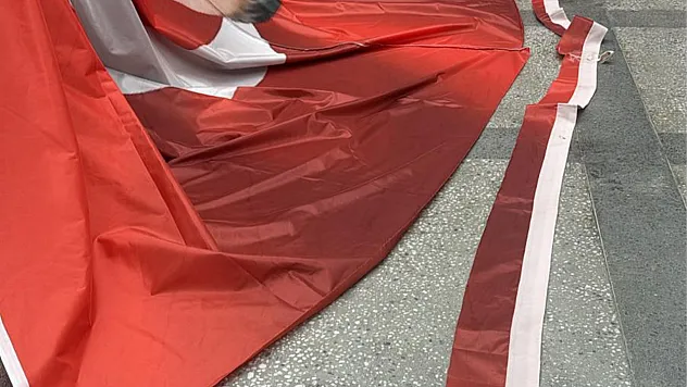 Valilikten Anında Müdahale: Atatürk Posteri Yeniden Asıldı