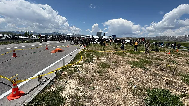 Van'da Katliam Gibi Kaza! Aynı Aileden 4 Kişi Yaşamını Yitirdi, Yaralılar Var!