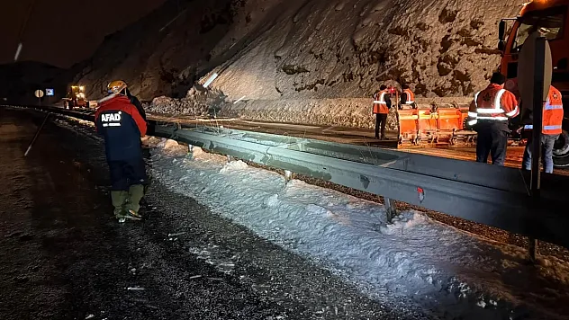 Van Ve Bitlis Arasındaki Kara Yolu Çığ Nedeniyle Trafiğe Kapandı