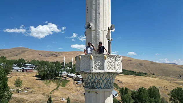 Vatandaş telefonla konuşmak için minareye çıkıyor