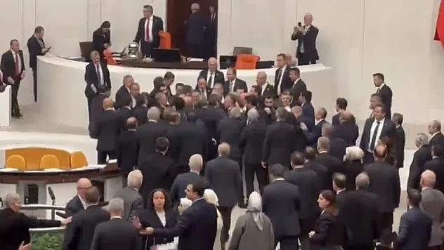 Veli Ağbaba'dan Tabutlu Tepki Emekli Aylığı 20 Bin TL Oldu!