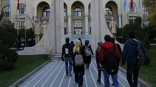 Yabancı Mezunlar İçin İkamet İzninde Yeni Dönem! Şartları Taşıyanlara 1 Yıl Ek Hak
