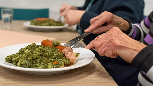 Yalnız Yemek Yiyen Yaşlılar Risk Altında! Beslenme Kalitesi Hızla Düşüyor