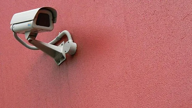 Yargıtay'dan Emsal Karar: Apartman Kamerasıyla Komşusunu İzleyen Yöneticilere Hapis Yolu Açıldı