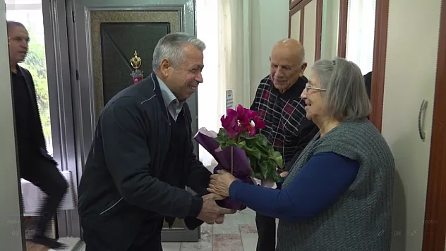 Yarım Asırlık Vefa, Öğrenciler Emekli Öğretmeninin Elini Öptü