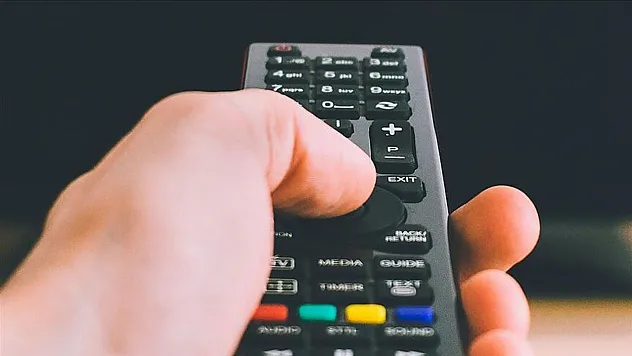 Yaşlılar Televizyondan Kopamıyor: 65 Yaş Üstü Her Gün 5 Saat TV İzliyor