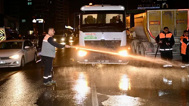 Yeşilyurt'ta Bayram Temizliği Seferberliği: Sokaklar Yıkanıyor!