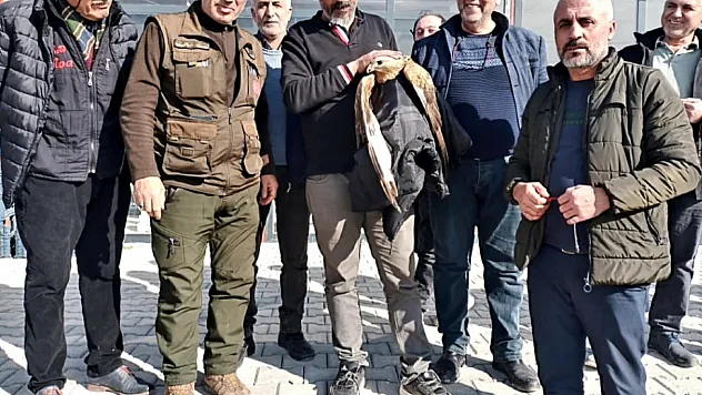 Yeşilyurt'ta Kanadı Kırık Kızıl Şahin Vatandaşların Duyarlılığıyla Hayata Tutundu