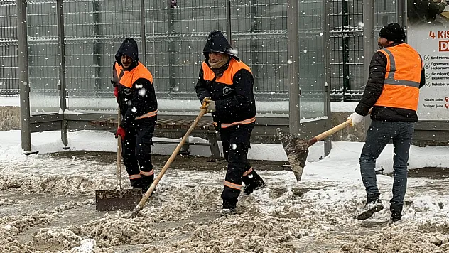 Yeşilyurt'ta Kar Nöbeti! Ekipler Sahada Teyakkuzda