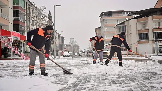 Yeşilyurt'ta Kar Yağışına Karşı Yol Açma Mesaisi!
